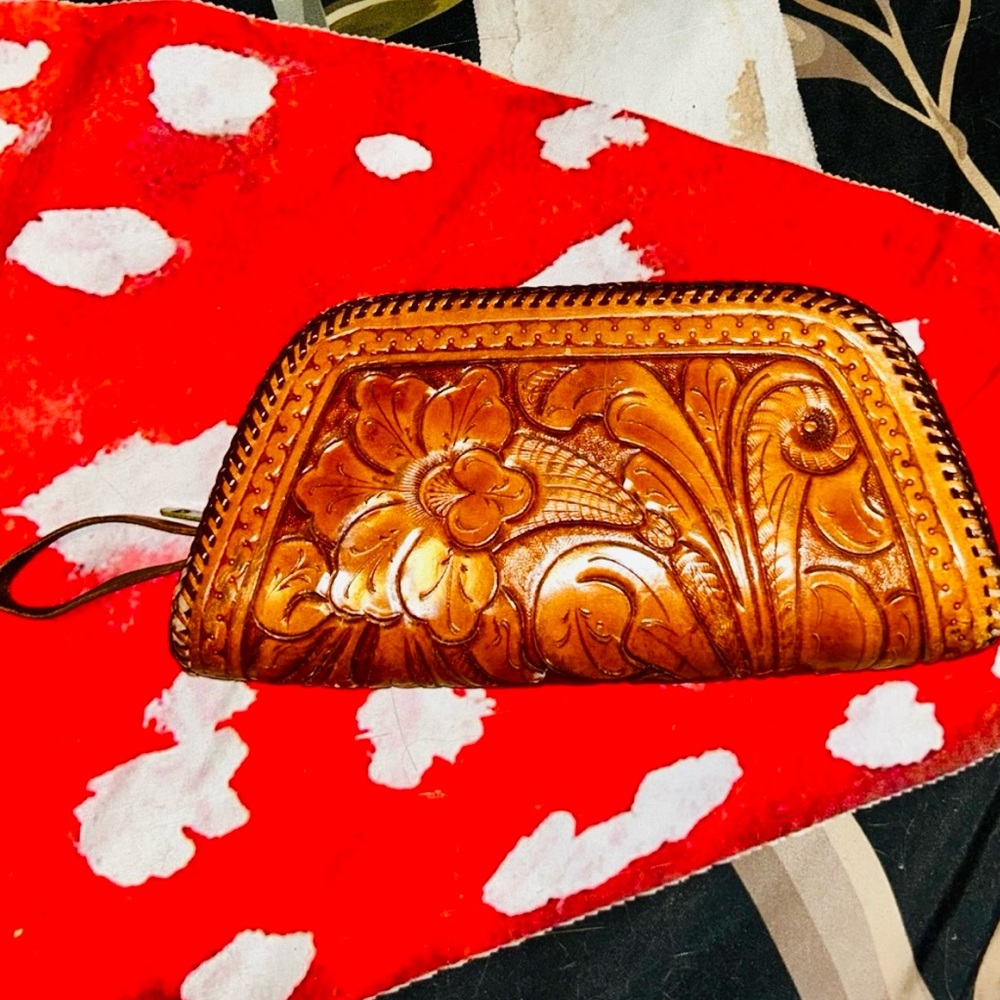 Vintage 50’s Western Leather Hand Tooled 1/2 🌙Shaped Zippered Wristlet/Clutch